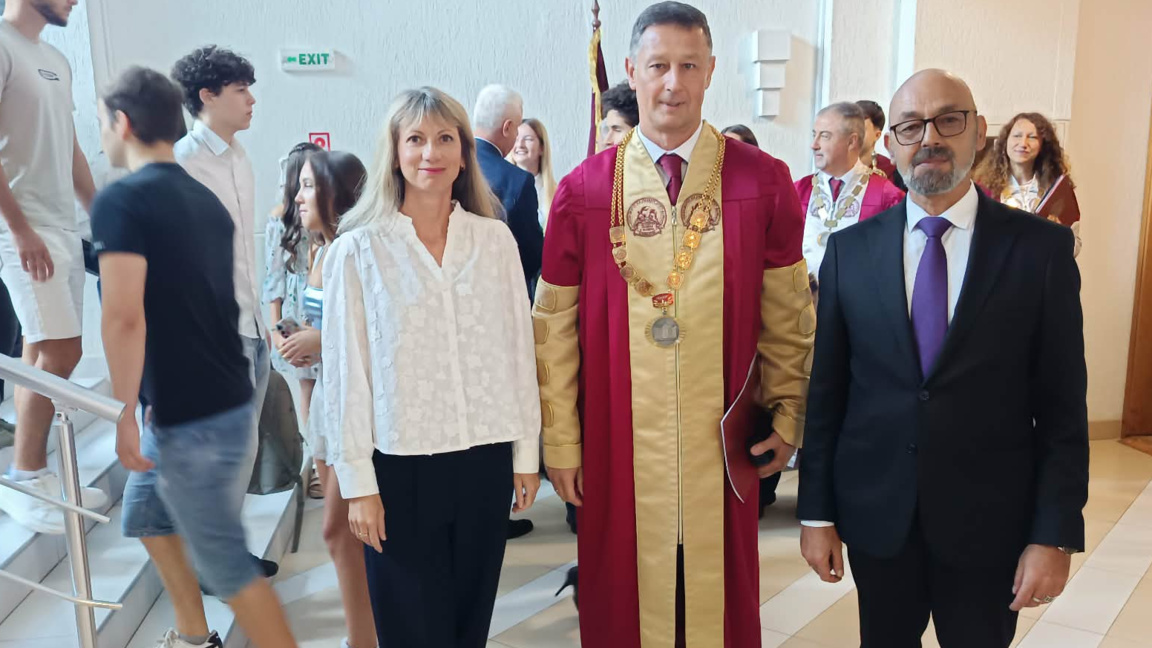 Петра Маринова (вляво), проф. Евгени Станимиров, ректор на ИУ-Варна и Марио Смърков, областен управител на Варна