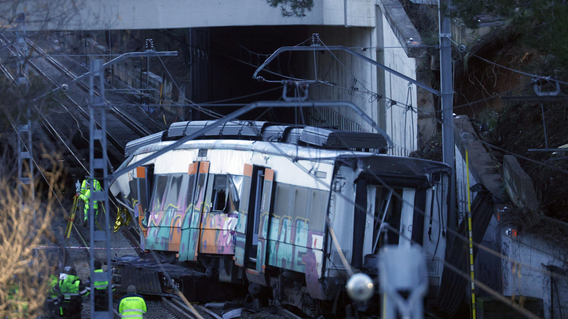 Блъсналият се в подпорна стена влак в Каталуния