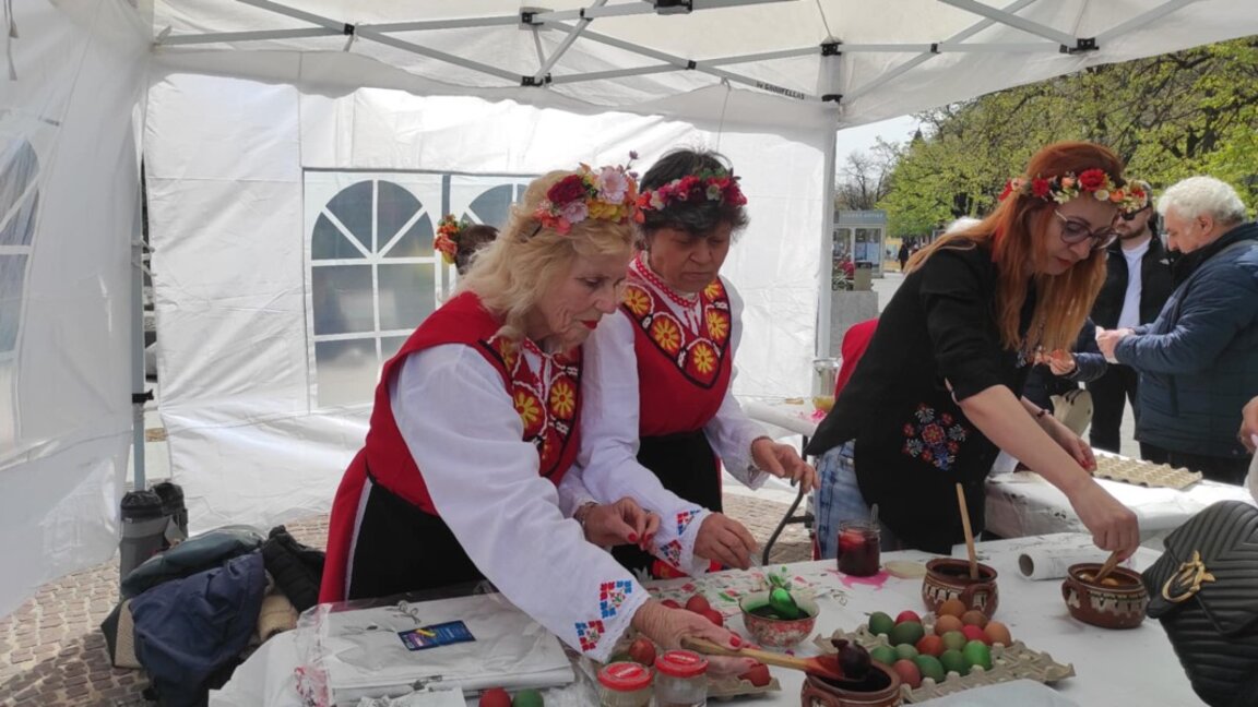 Жени от Горно Езерово боядисаха яйца с куркума, невен и магданоз