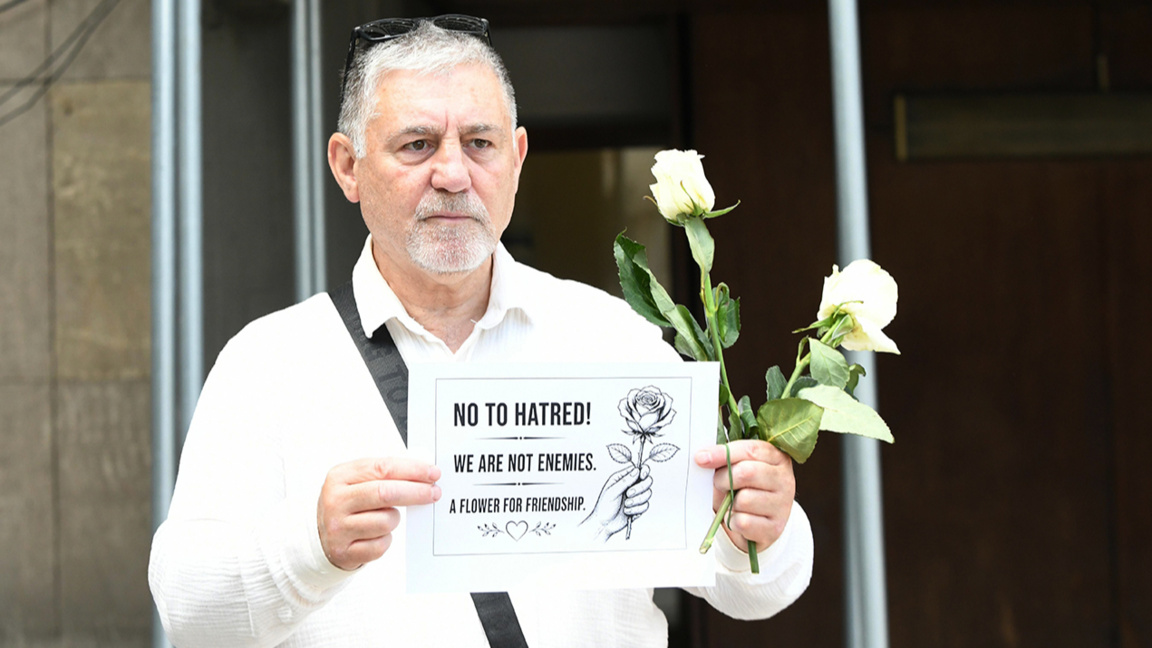 Protestues me trëndafila bënë thirrje për fqinjësi të mirë para ambasadës së RMV