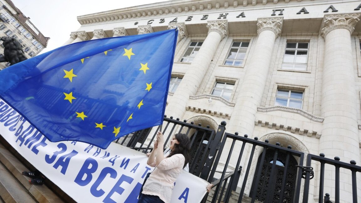 Протест, свикан от "Правосъдие за всеки", пред Съдебната палата в София, 3 юни 2025 г.