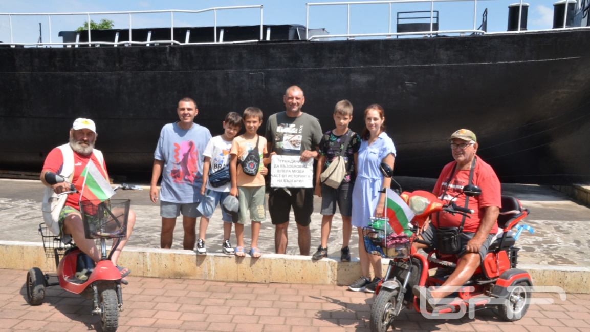 Доброволците, които възстановиха шлепа в Лом
