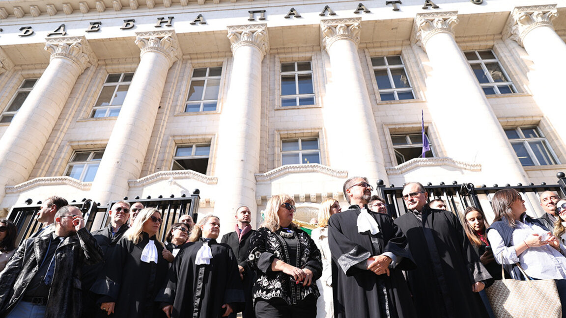 Avokatët protestuan në mbrojtje të shtetit ligjor