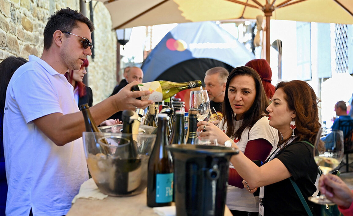 La fiesta del vino en Veliko Tarnovo ofrece degustación de variedades locales