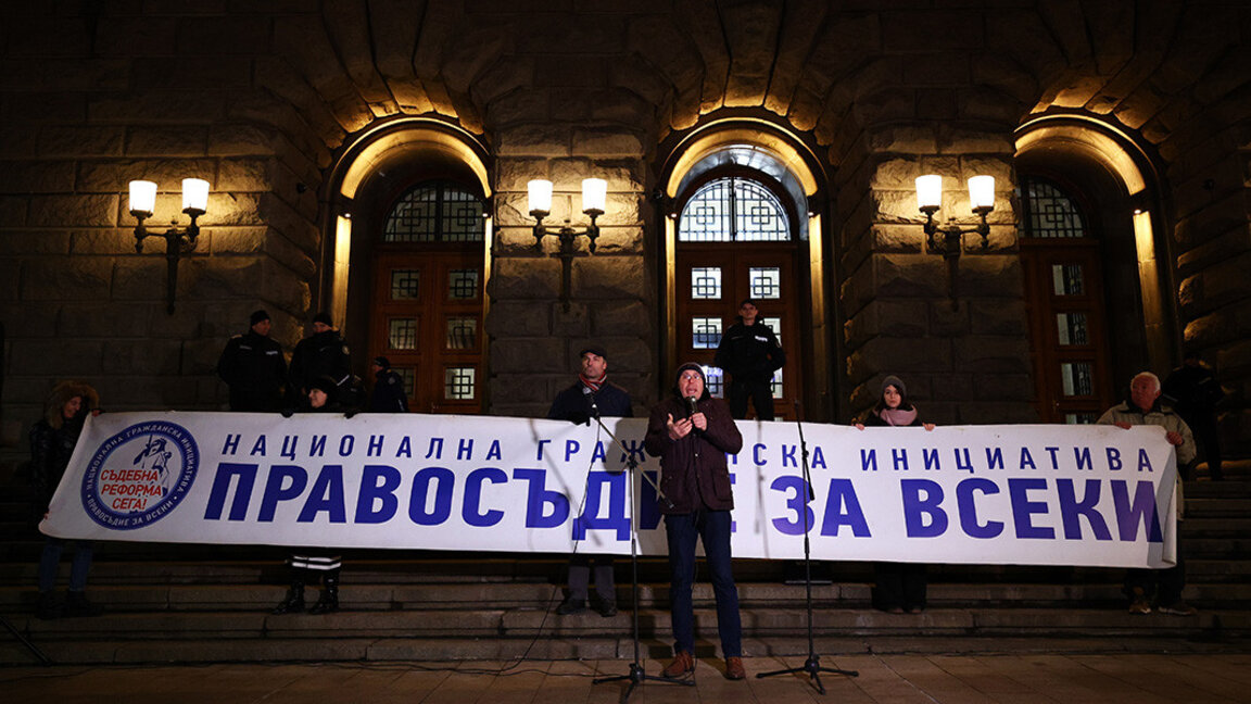 Protest împotriva apropiatei învestiri a noilor judecători constituționali
