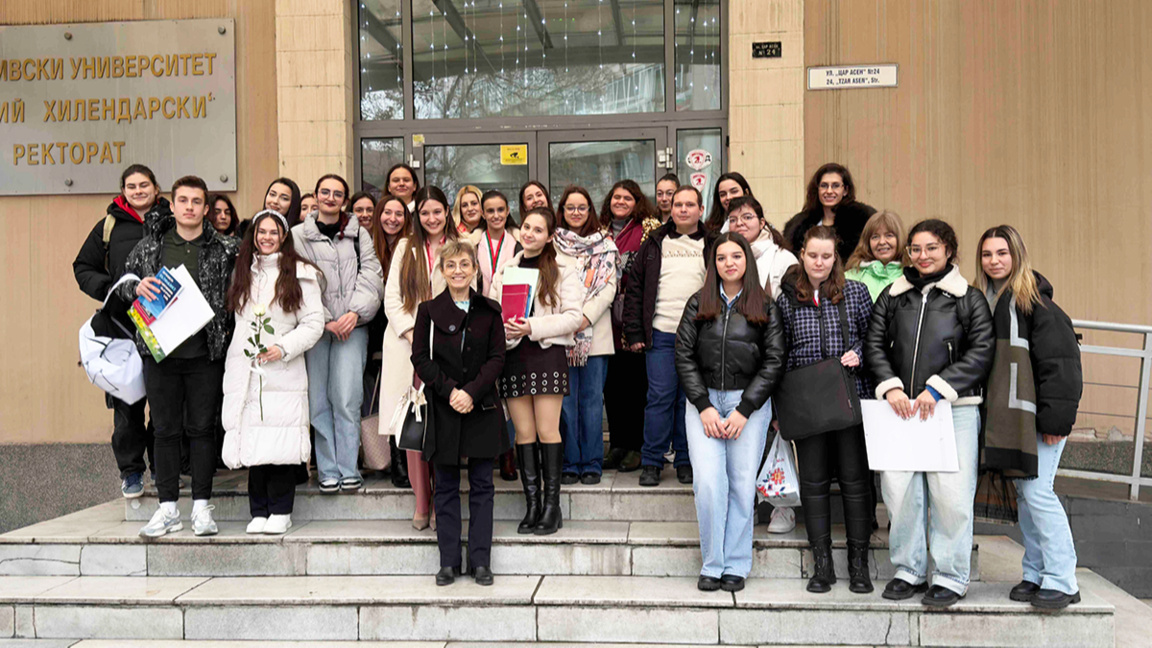 Участници в олимпиадата и преподаватели. На преден план в средата - проф. Красимира Чакърова