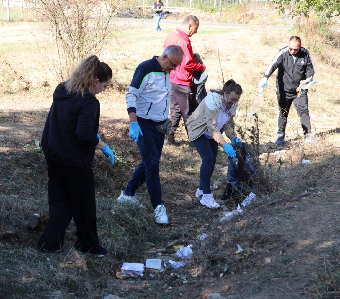 Десетки доброволци чистиха в Ардино