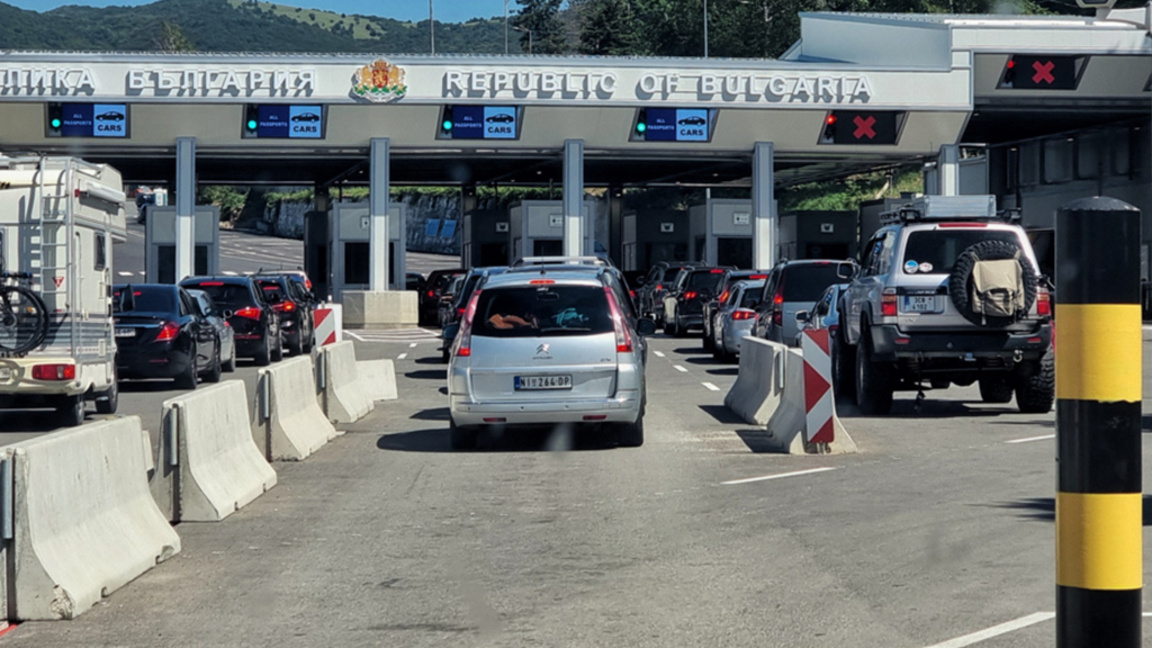 Intenso tráfico en el paso fronterizo de Kalotina para turismos de Europa