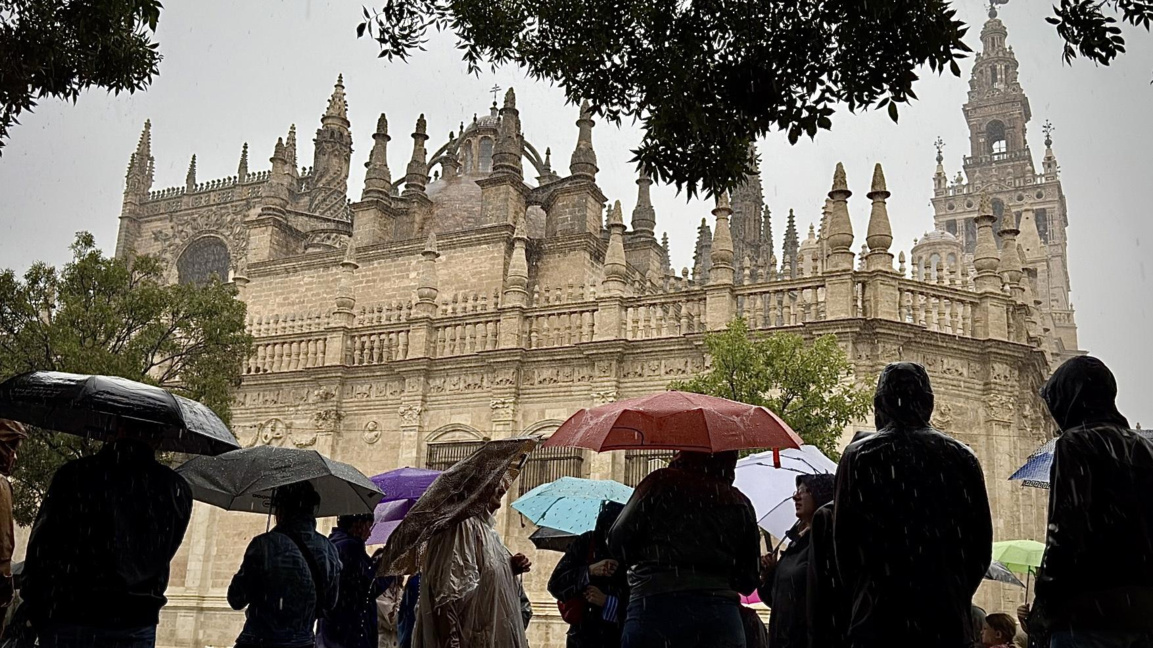 Туристи край Севилската катедрала, Севиля, Андалусия, Испания, 29 октомври 2025 г.