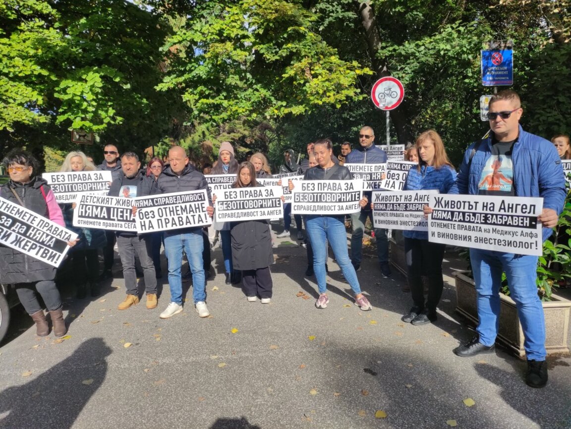 Близки на 6-годишния Ангел протестираха пред клиниката, в която детето почина