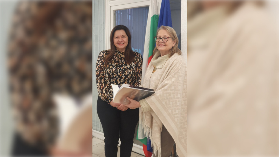 Bulgarische Botschafterin übergibt Geschenke an Kulturinstitut in Bratislava