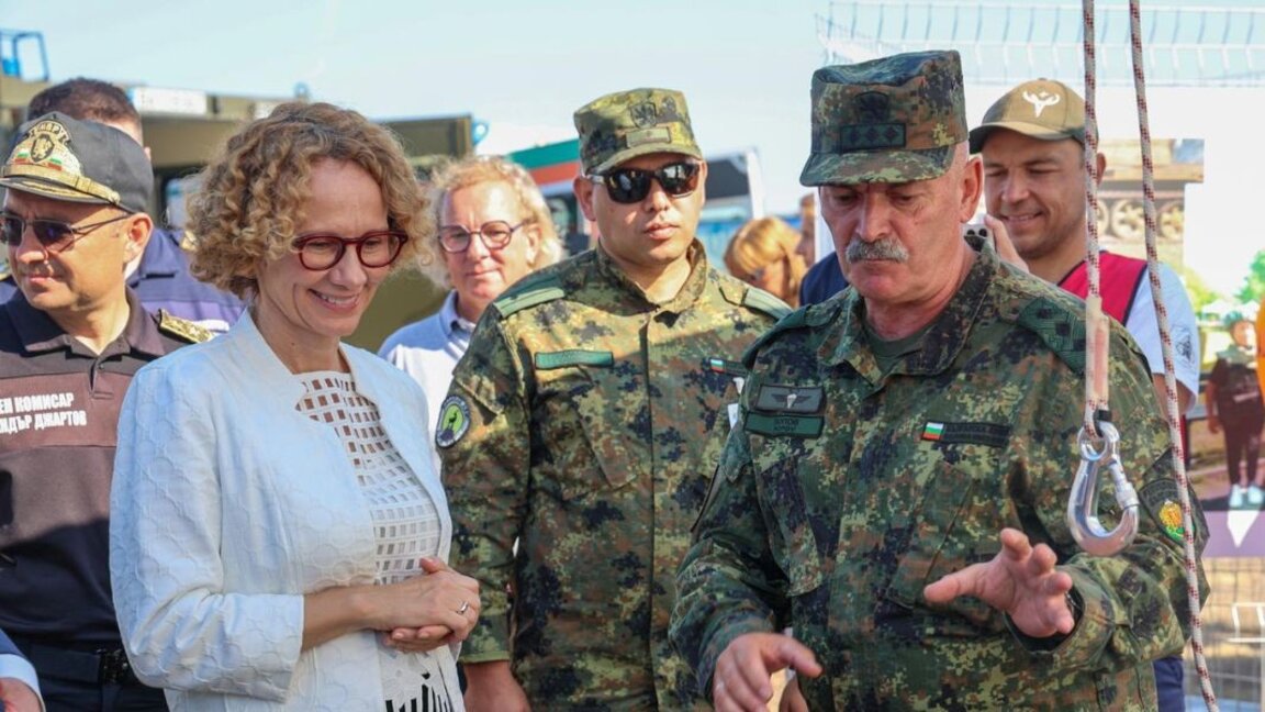 Радмила Шекеринска (вляво)