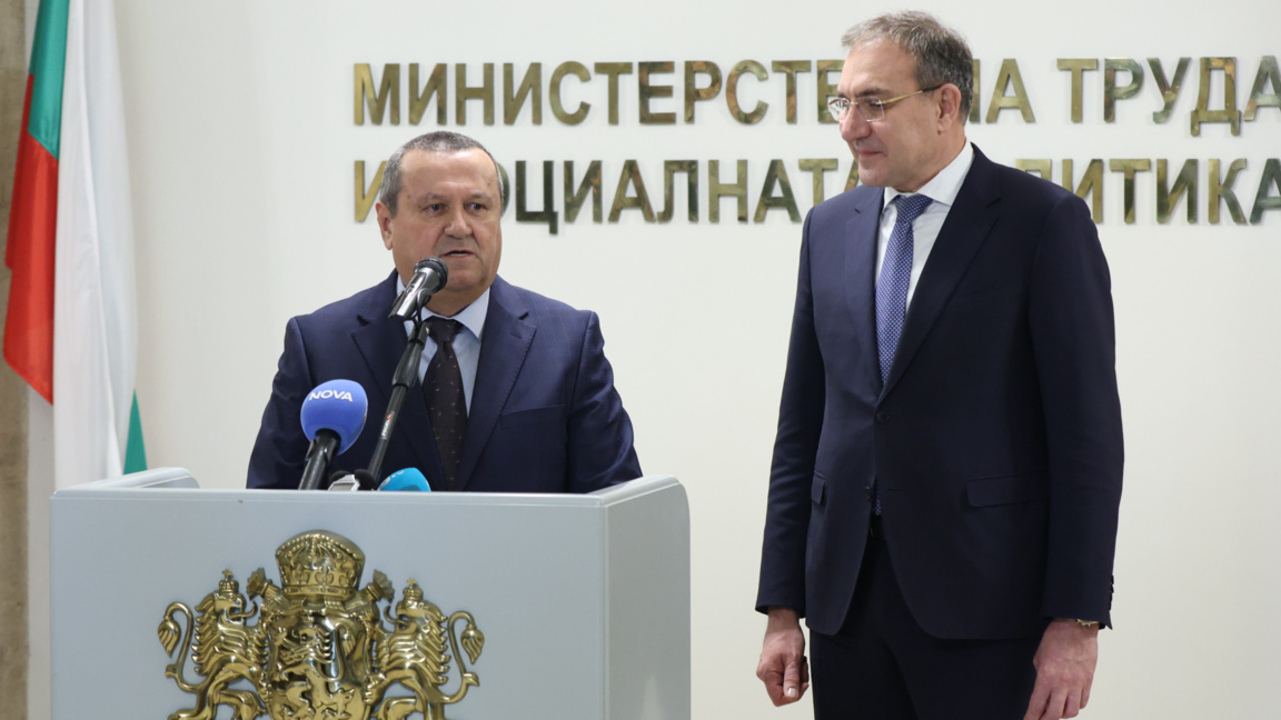 Привремени министар рада и социјалне политике Хасан Адемов и доссадашњи министар рада и социјалне политике Борислав Гуцанов