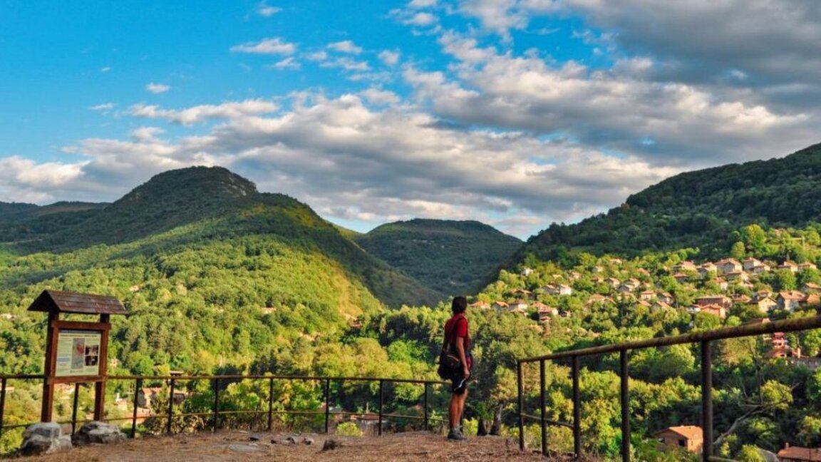 Frescor, rutas de senderismo y vistas impresionantes: una escapada del calor a Svogue