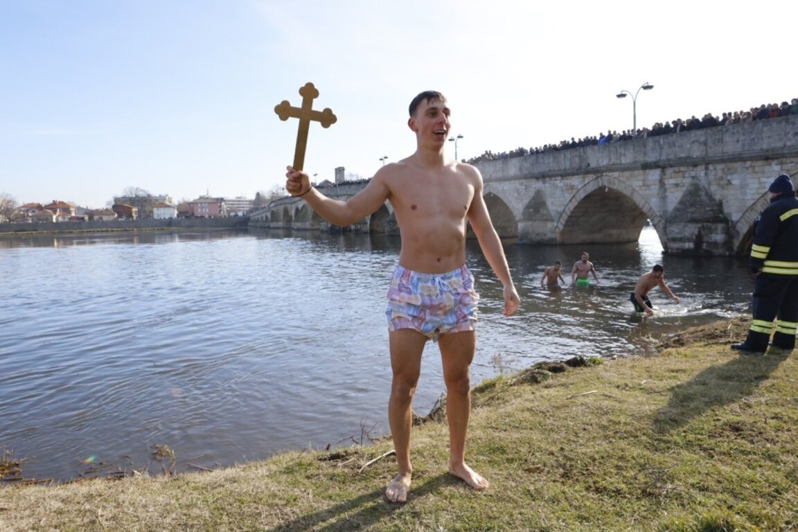 Ученик извади кръста от Марица в Свиленград