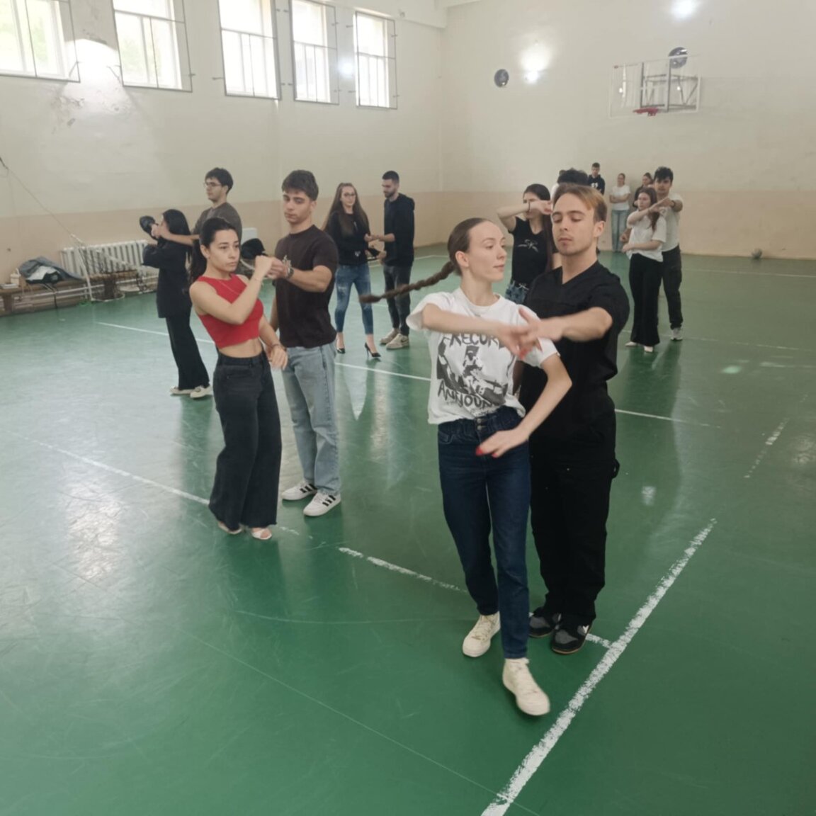 Абитуриенти влизат в живота с валсова стъпка