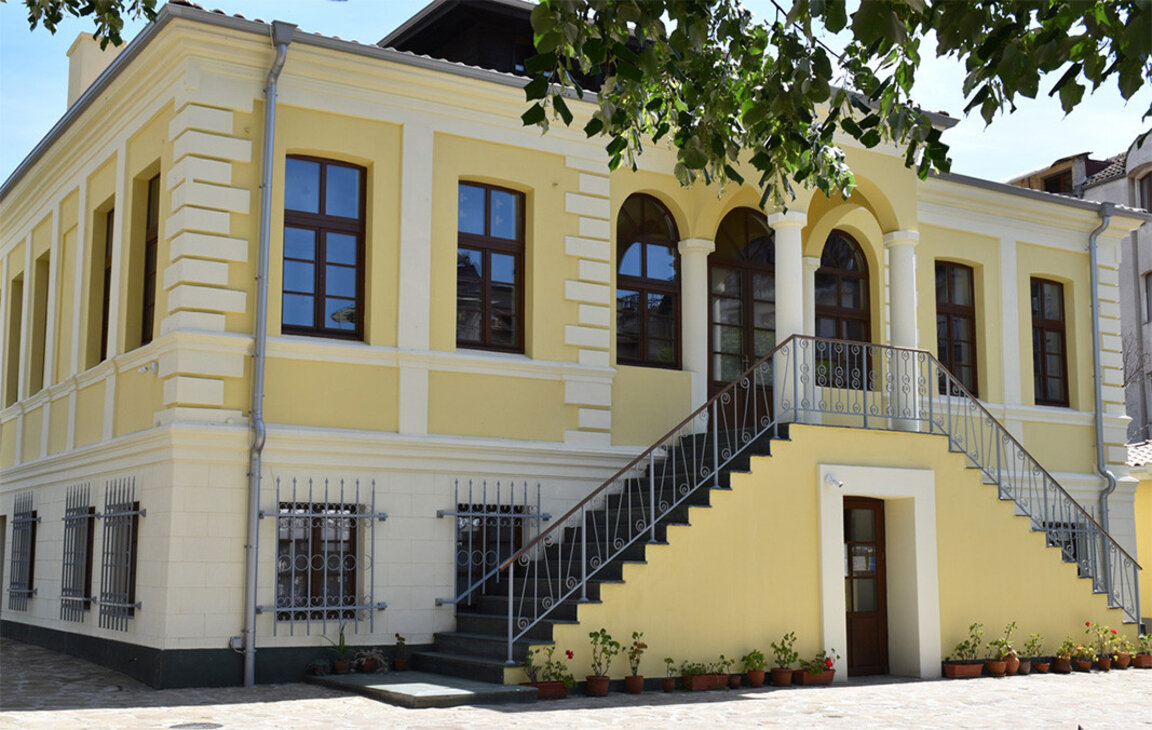 Παιδιά παρουσιάζουν τελετουργικές παραδόσεις από τέσσερις χώρες