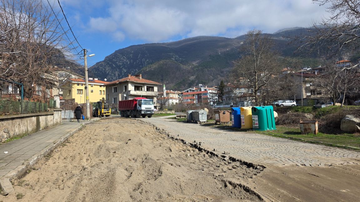 Започна ремонтът на най-дългата улица в Карлово