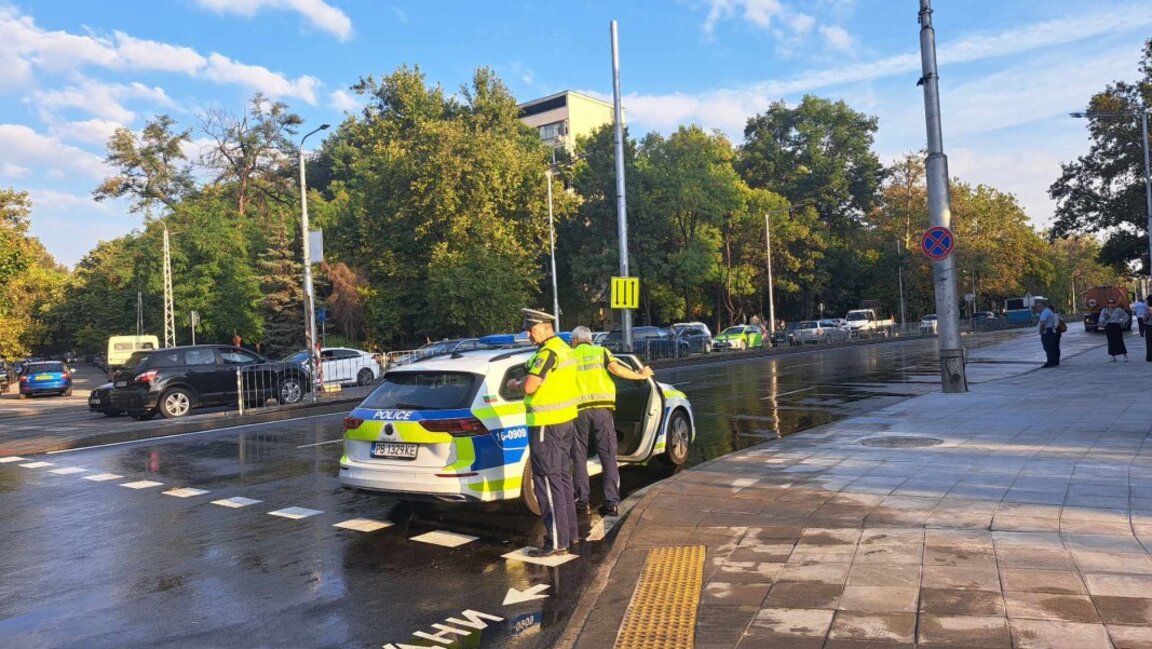 Пуснаха движението по източното платно на бул. "Васил Априлов"