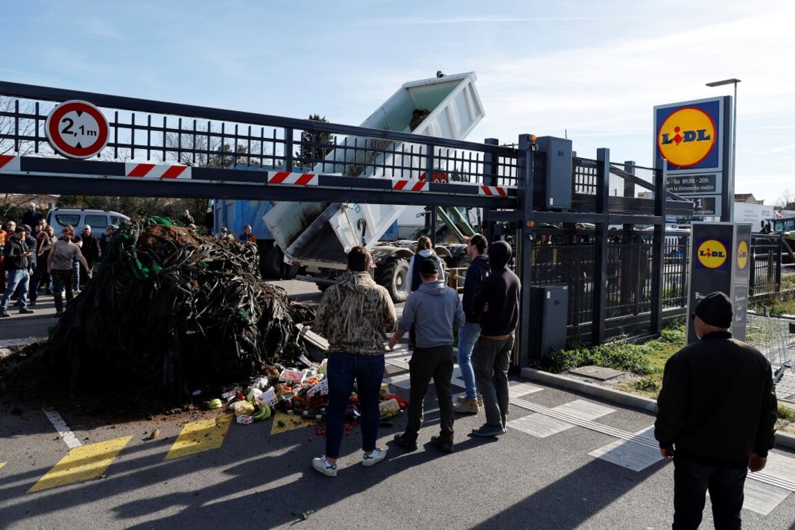 Френските фермери заплашиха с блокада на Париж