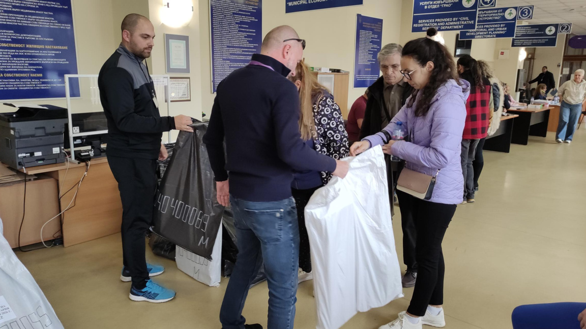 Секционните избирателни комисии във Велико Търново получават изборните си книжа и бюлетините за балотажа