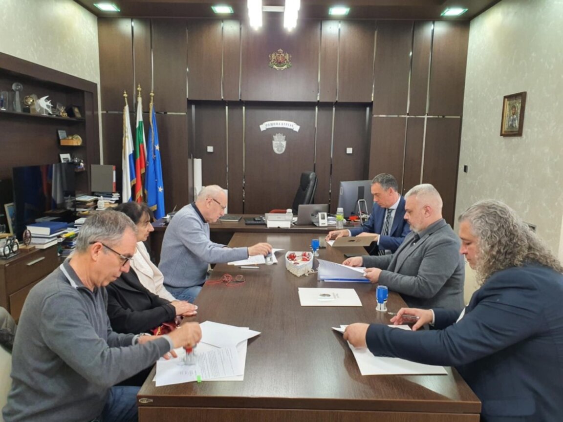 Кметът Димитър Николов и учителските синдикати подписаха новия КТД