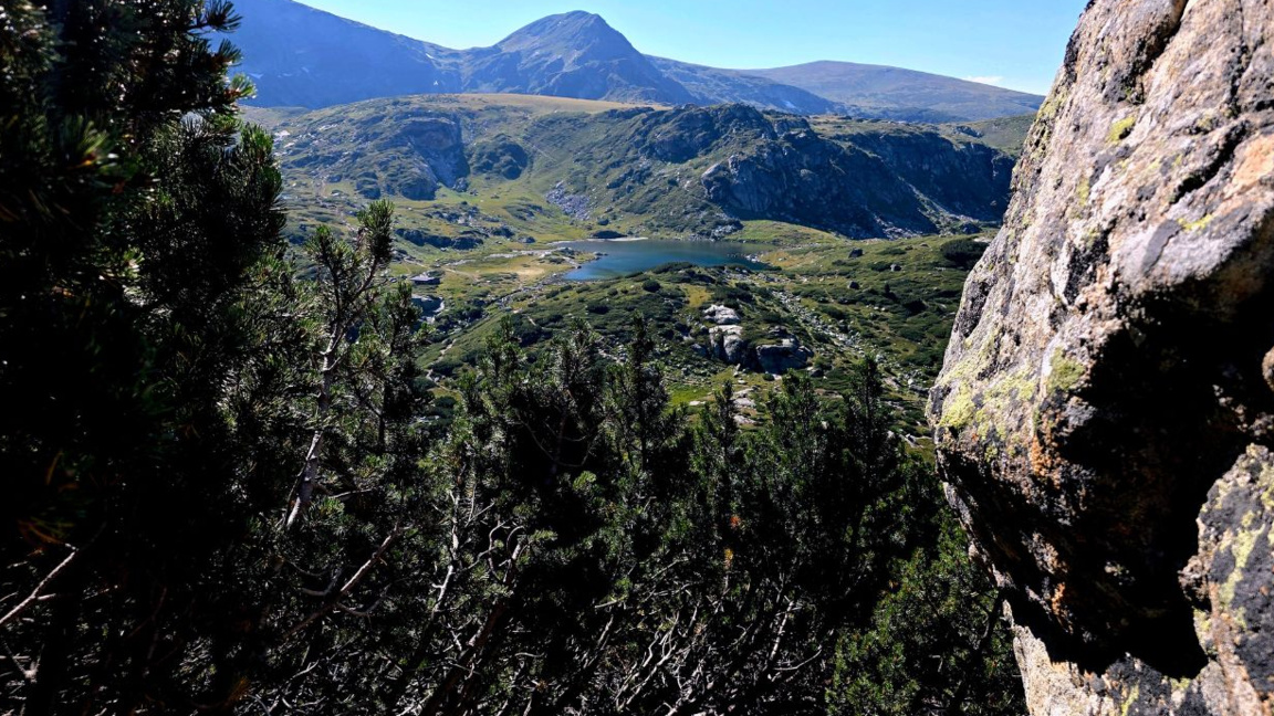 Warm and sunny autumn weather continues