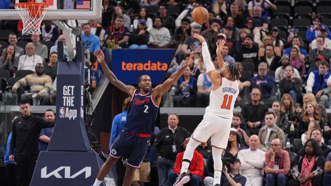 Ленард от ЛА Клипърс се опитва да попречи на стрелбата на Брънсън от Ню Йорк Никс.