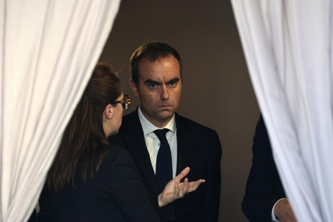 Себастиан Льокорню на посещение на изложба на площад Воже, Париж, 7 октомври 2025 г.