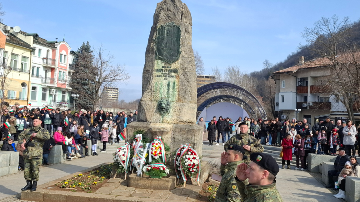 В Ловеч отбелязаха националния празник с тържествен военен ритуал