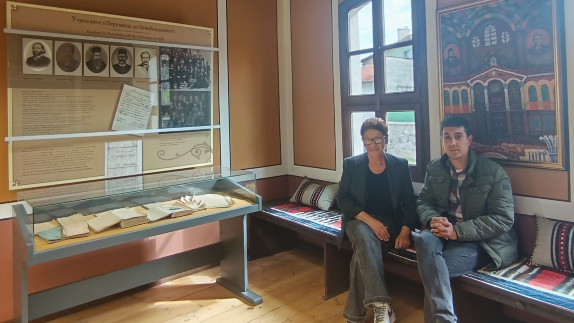 Директорът на Историческия музей в Перущица Димитрина Павлова и уредникът Марио Шуптов