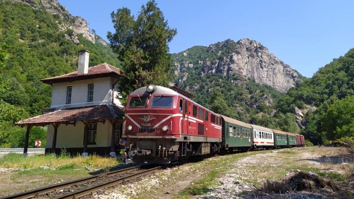Το τραίνο με στενές γραμμές – γραφικό φθινοπωρινό ταξίδι βάση βρετανικής πλατφόρμας