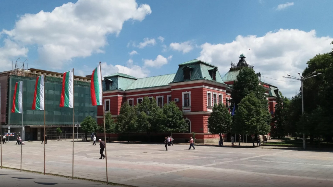 Равни права, но не и равно заплащане: Къде стои жената в политиката? 