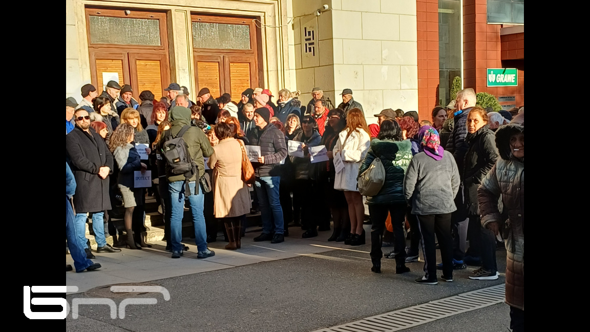 Служители на пощите във Враца излязоха на протест