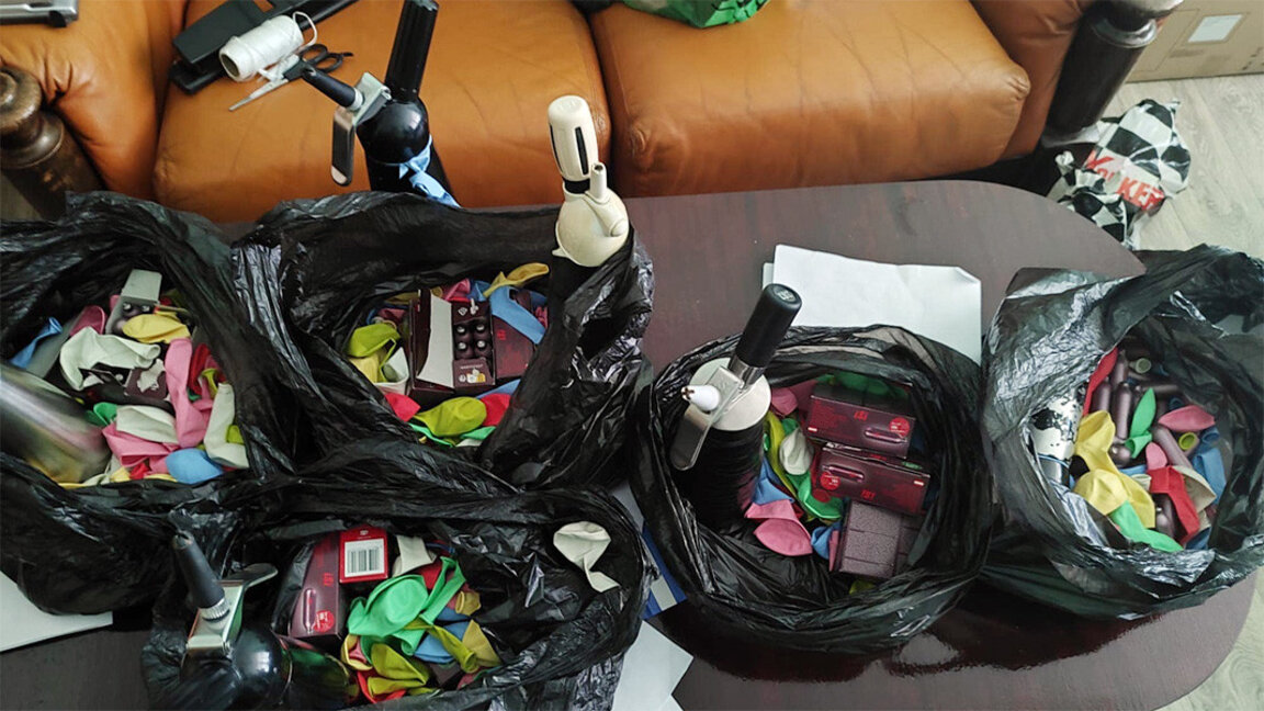 НС: 4 години затвор и до 10 000 лв. глоба за продажбата на райски газ на лица, ненавършили 18 години