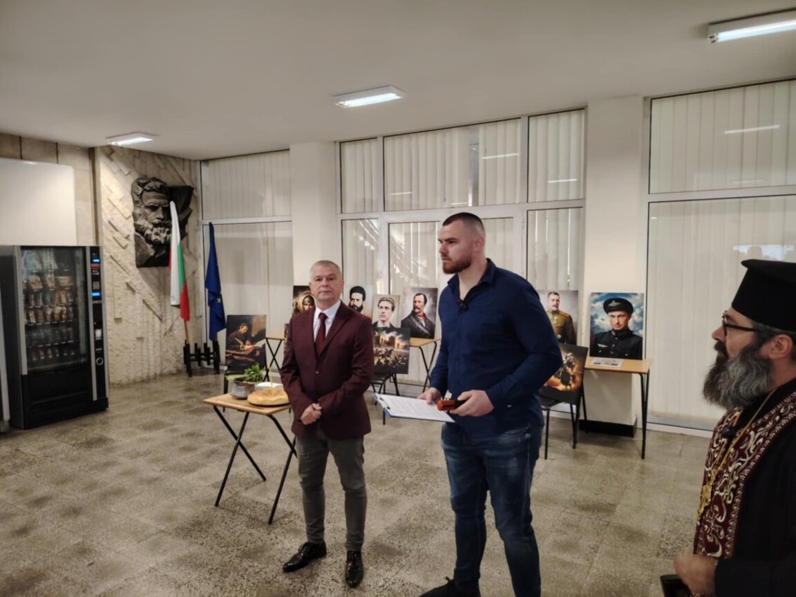 Студент дари патриотични картини на Бургаския държавен университет