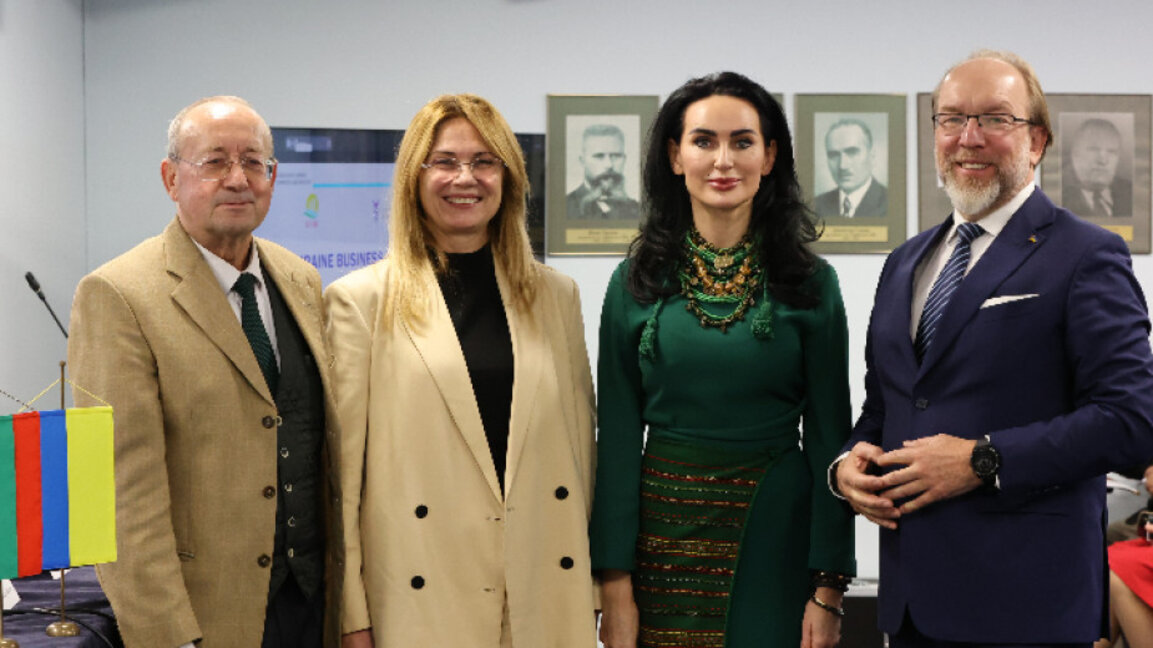 Слева направо: председатель БТПП Цветан Симеонов, председатель Болгаро-украинской промышленной палаты Лилия Иванова, посол Украины в Болгарии Олеся Илащук и президент Украинской торгово-промышленной палаты Геннадий Чижиков