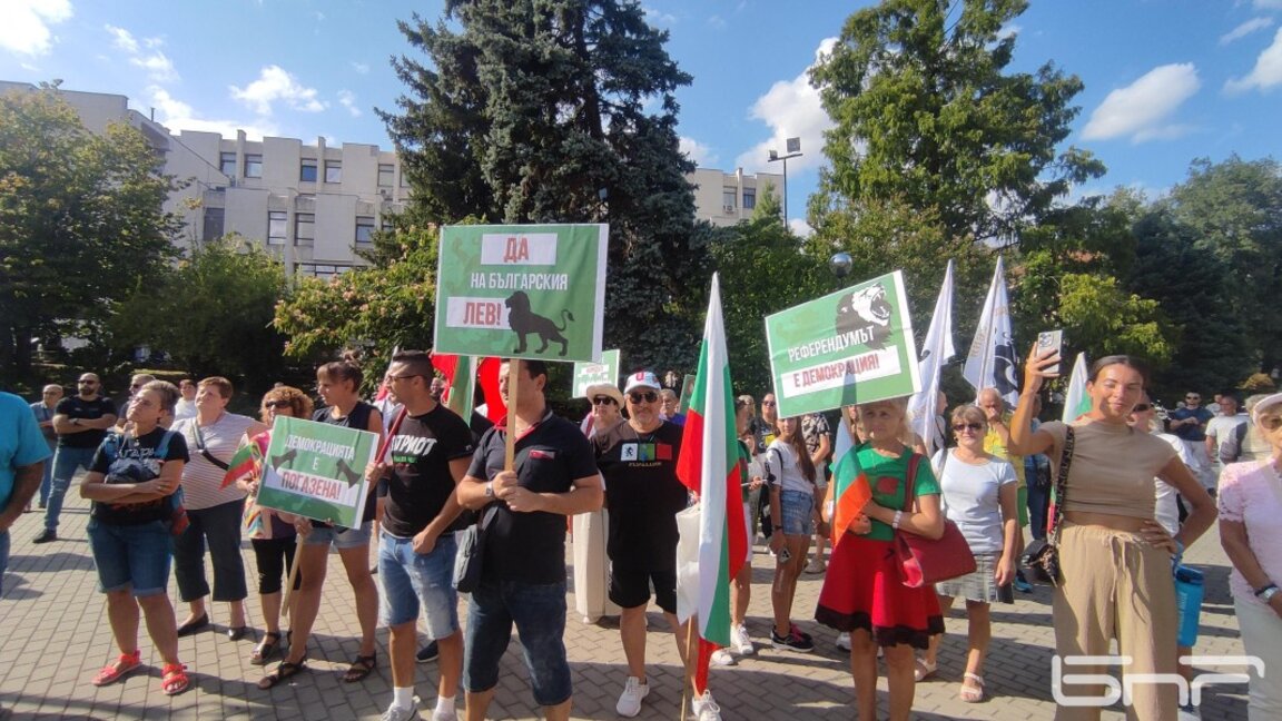 Шествие на привърженици на "Възраждане" блокира централни улици във Велико Търново