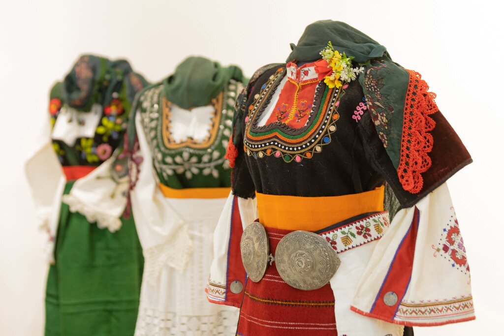 40 автентични празнични носии от цяла България представя музеят във Враца