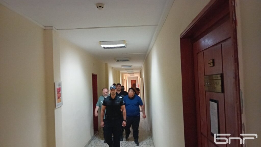 Четиримата обвинени в държане с цел разпространение на 380 кг марихуана остават в ареста