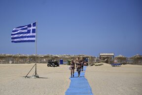 Гърция променя, но не отменя програмата "Златна виза"