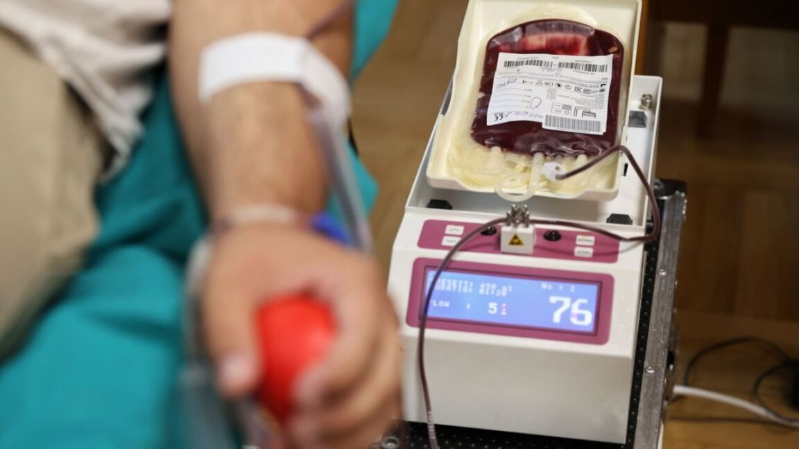 Близки и приятели на пострадали в Кочани даряват кръв в София