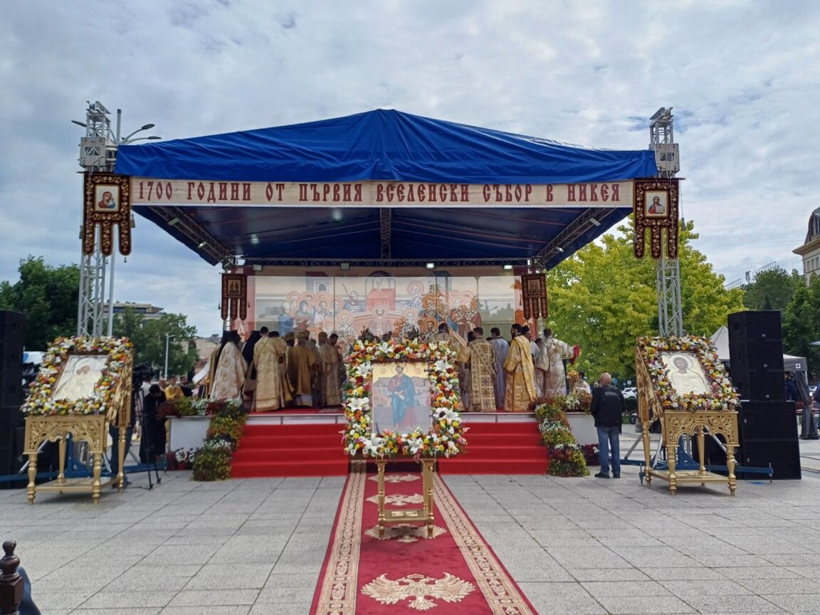 С грандиозна литургия на открито Пловдив почете покровителя си Св. апостол Ерм