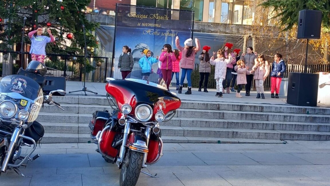 Дядо Коледа и Снежанка пристигнаха в Стара Загора на мотор и наградиха малки художници