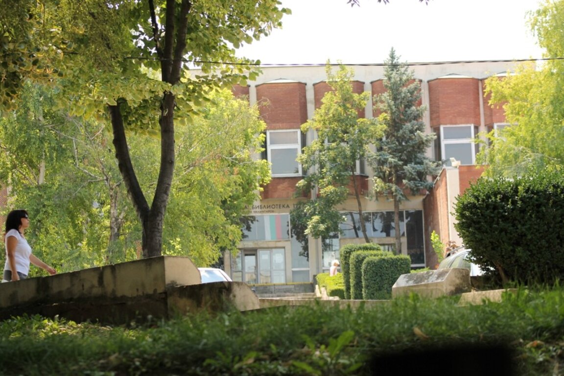 Нощ в библиотеката