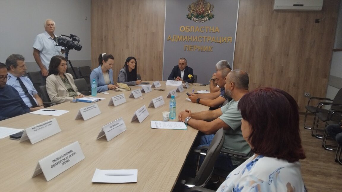 Светлоотразителни гривни за всички първокласници в Перник