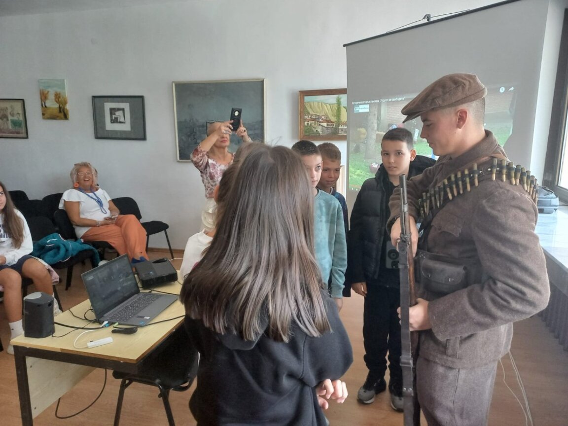 Открит урок по родолюбие в библиотеката