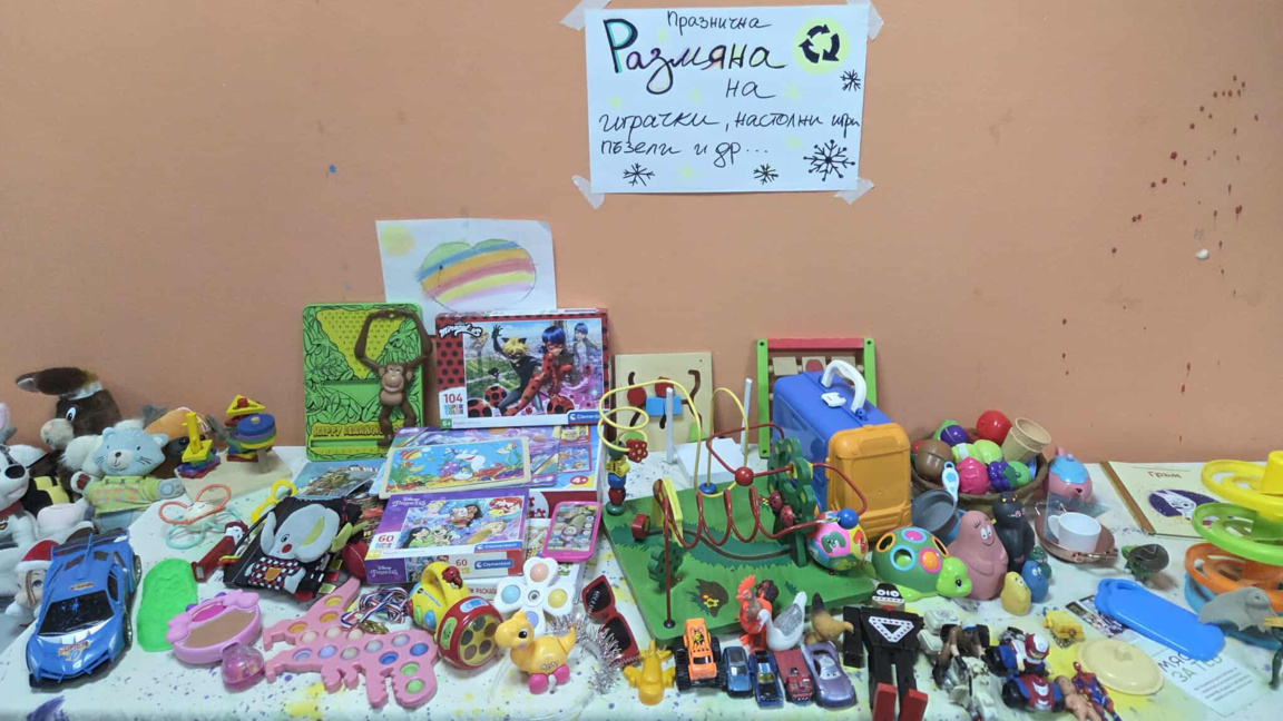 Втори живот на стари дрехи и играчки в "Рециклирай Коледа"