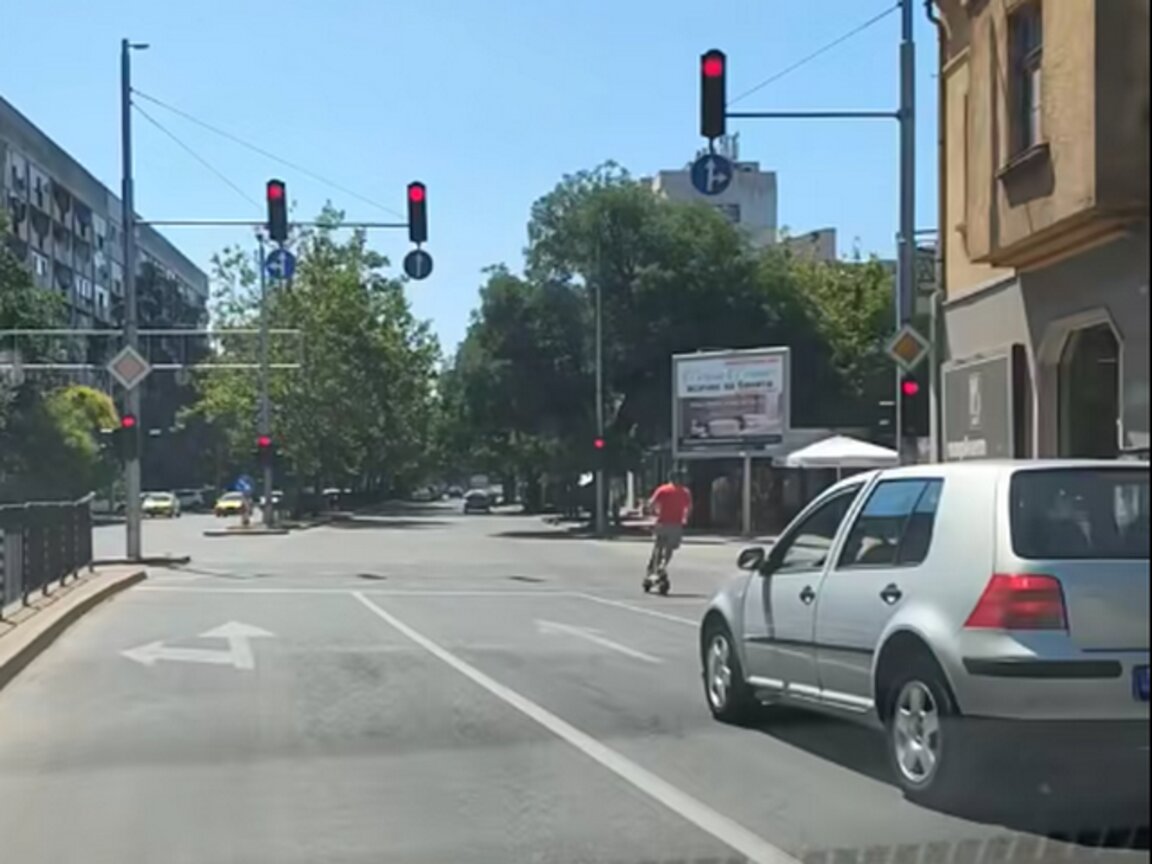 Мъж с тротинетка мина на червено с над 60 км/час в Пловдив
