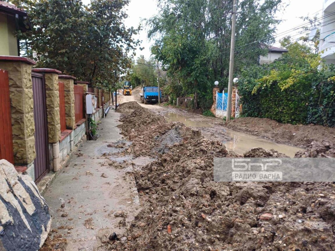 В кал и вода до глезените: Непроходима е улица "Радой Ралин" във Варна (СНИМКИ)